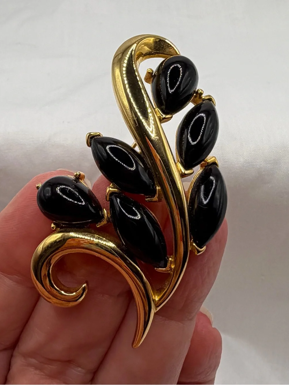 Vintage Trifari Signed Brooch Pin Gold Tone Black Cabochon Leaves Floral